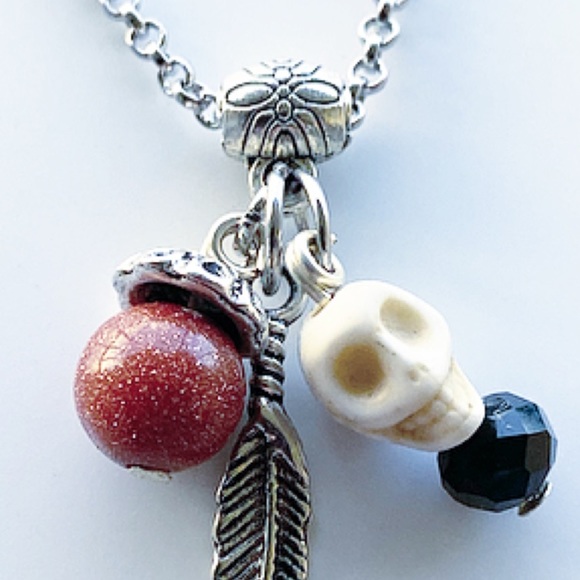 🔴Skull goldstone necklace .Goldstone bead leaf & white skull charm boho feather - Picture 5 of 9